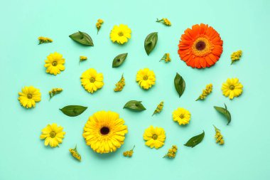 Renkli çiçekli kompozisyon ve arkaplanda bitki yaprakları