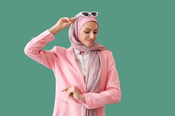 Stylish Muslim Woman Pink Hijab Green Background — Stock Photo, Image