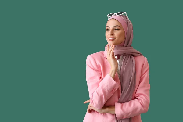 Stijlvolle Moslim Vrouw Roze Hijab Groene Achtergrond — Stockfoto