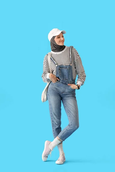 Femme Musulmane Élégante Casquette Avec Sac Sur Fond Bleu — Photo
