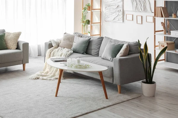 Interior Ruang Tamu Modern Dengan Sofa Meja Dan Karya Seni — Stok Foto