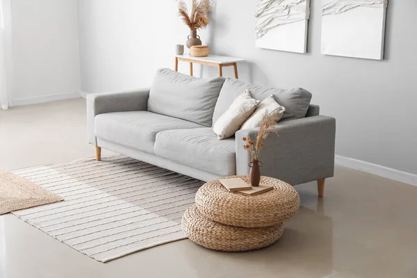 Interior Modern Living Room Sofa Rattan Poufs Creative Artwork — Stock Photo, Image