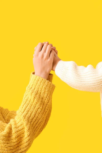 Κοριτσάκι Και Μητέρα Της Πλεκτά Πουλόβερ Κρατώντας Χέρια Κίτρινο Φόντο — Φωτογραφία Αρχείου