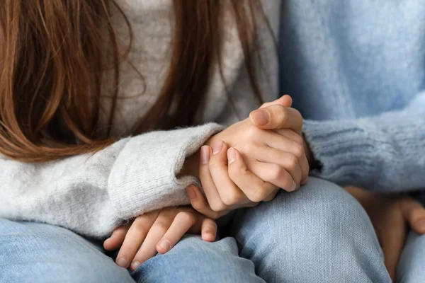 Klein Meisje Haar Moeder Gebreide Truien Hand Hand Thuis Close — Stockfoto