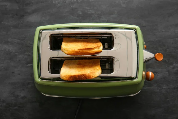 现代烤面包机 带有黑色背景的脆面包片 — 图库照片