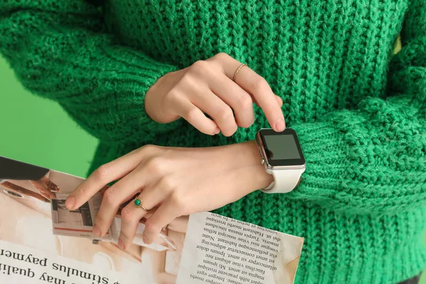 Vrouw Met Krant Met Behulp Van Moderne Smartwatch Groene Achtergrond — Stockfoto