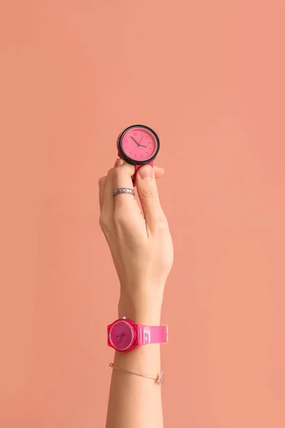 Mujer Con Elegantes Relojes Pulsera Sobre Fondo Rosa —  Fotos de Stock