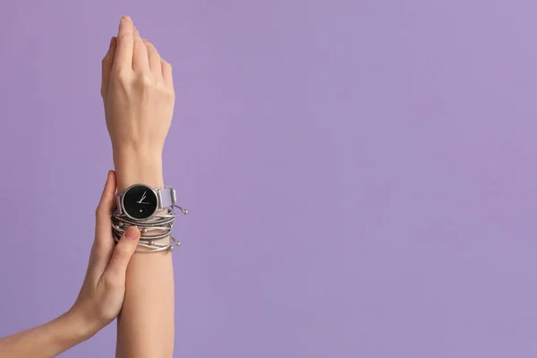 Woman Stylish Wristwatch Bracelet Lilac Background — Φωτογραφία Αρχείου