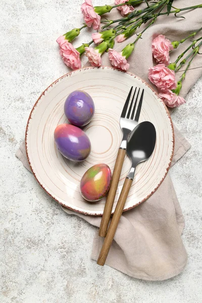 Asztalbeállítás Húsvéti Tojásokkal Evőeszközökkel Szegfűvirágokkal Fehér Grunge Háttéren — Stock Fotó