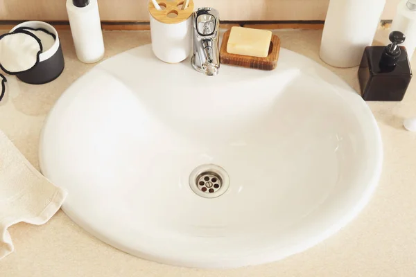 Table White Ceramic Sink Bath Supplies Room — Stok fotoğraf