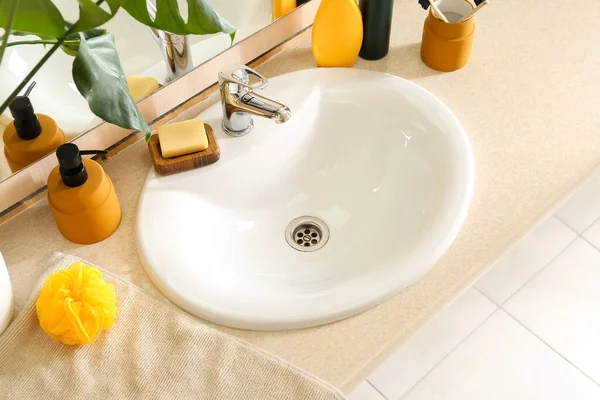 Table White Ceramic Sink Bath Supplies Room — Stok Foto