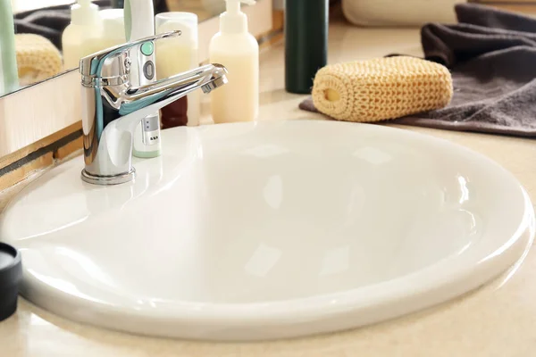 配有白色洗涤槽和洗浴用品的餐桌 特写镜头 — 图库照片