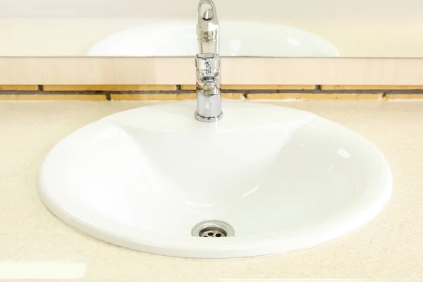 White Ceramic Sink Table — Zdjęcie stockowe