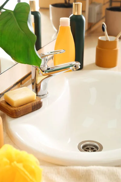 Table White Ceramic Sink Bath Supplies Room Closeup — Stockfoto