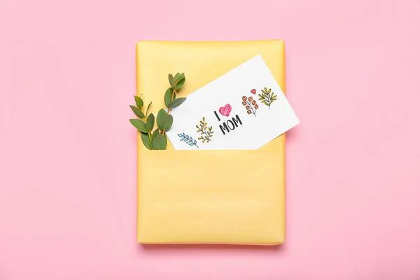 礼品盒 贺卡和桉树分枝 粉色背景 母亲节庆祝活动 — 图库照片