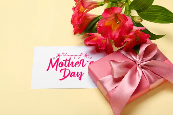 Karta Tekstem Dzień Matki Pudełko Kwiaty Alstroemeria Tle Koloru — Zdjęcie stockowe