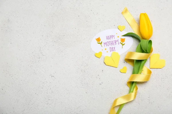 Kompozycja Kartki Życzeniami Kwiat Tulipan Wstążka Origami Serca Jasnym Tle — Zdjęcie stockowe