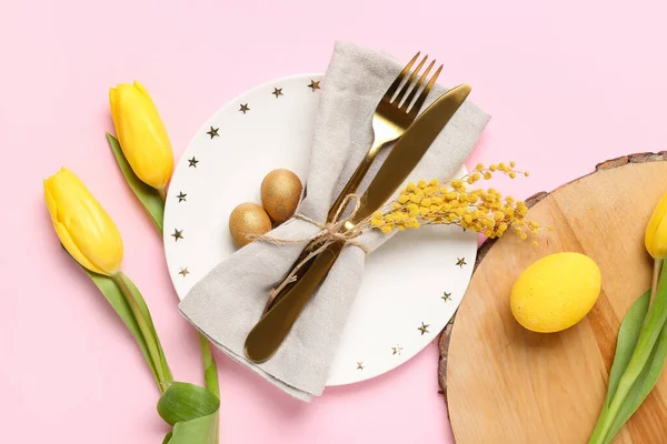 Table Setting Easter Eggs Flowers Pink Background — Stock Photo, Image