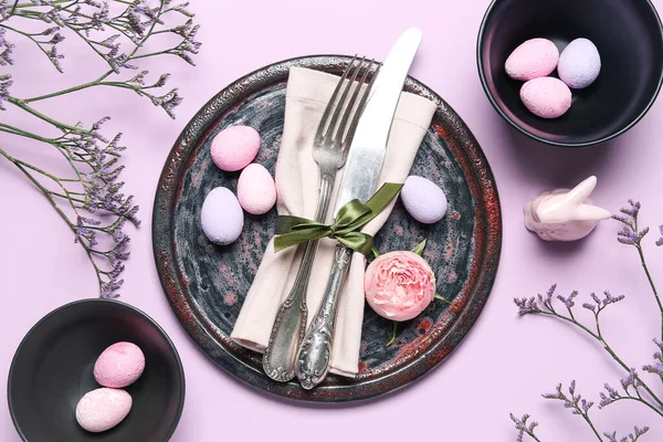 Table Setting Easter Eggs Flowers Lilac Background — Stock Photo, Image