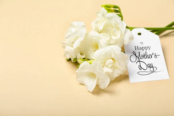 Cartão Com Texto Happy Mãe Day Belas Flores Freesia Fundo — Fotografia de Stock