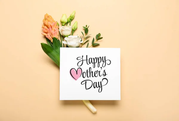 Cartão Com Texto Happy Mãe Day Belas Flores Fundo Bege — Fotografia de Stock