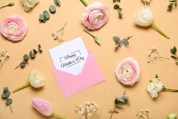 Kartka Okolicznościowa Tekstem Dzień Matki Kopercie Piękne Kwiaty Beżowym Tle — Zdjęcie stockowe