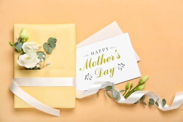 Kartka Okolicznościowa Tekstem Dzień Matki Prezent Piękne Kwiaty Beżowym Tle — Zdjęcie stockowe