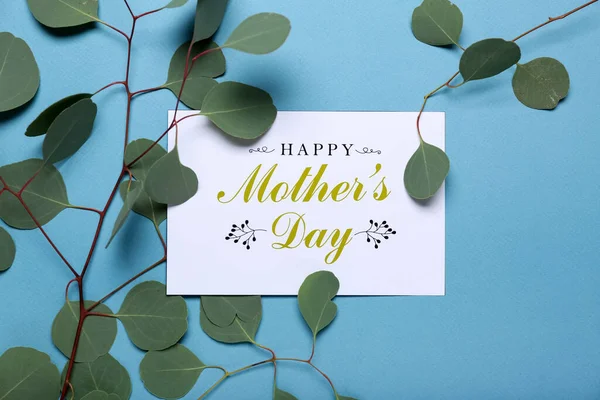 Kartka Tekstem Happy Matka Day Gałęzie Eukaliptusa Niebieskim Tle — Zdjęcie stockowe
