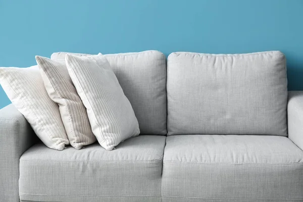 Stylish Decorative Pillows Cozy Grey Sofa Blue Wall — Zdjęcie stockowe