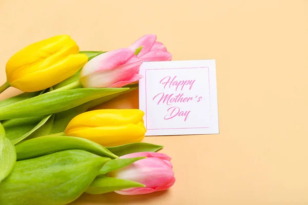 Karta Tekstem Dzień Matki Piękne Kwiaty Tulipan Tle Koloru Zbliżenie — Zdjęcie stockowe