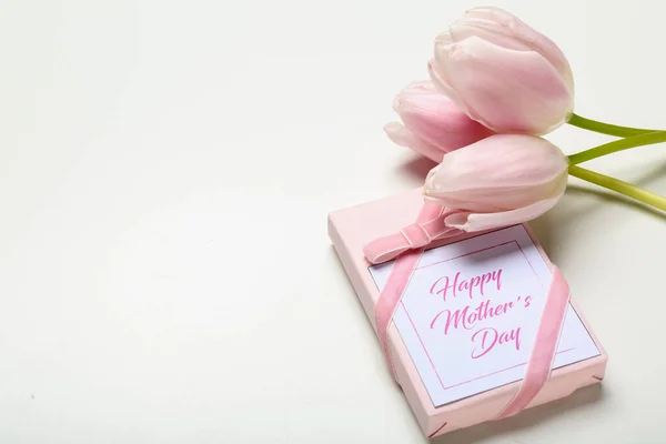 Подарочные Красивые Цветы Тюльпана Празднования Дня Матери Белом Фоне — стоковое фото
