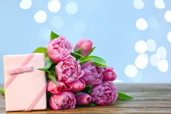 Geschenk Und Schöne Tulpenblumen Zum Muttertag Auf Holztisch Gegen Verschwommenes — Stockfoto