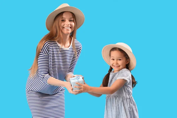 Schattig Klein Meisje Groeten Haar Moeder Met Geschenk Blauwe Achtergrond — Stockfoto