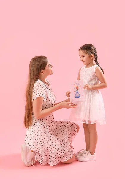 Schattig Klein Meisje Groeten Haar Moeder Met Tekening Roze Achtergrond — Stockfoto