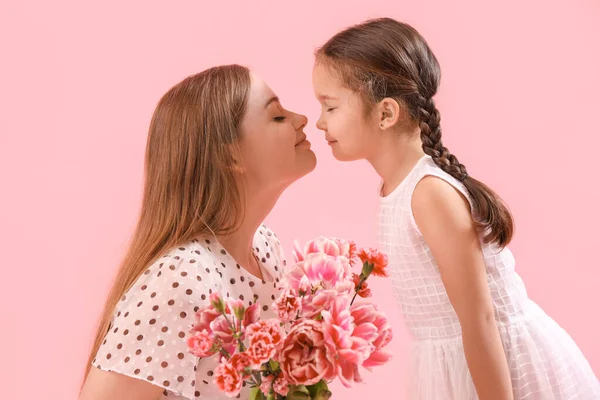 Schattig Klein Meisje Haar Moeder Met Bloemen Roze Achtergrond Close — Stockfoto
