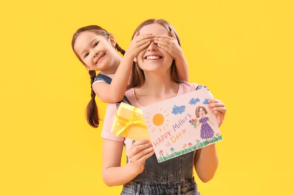 Little Girl Closing Her Mom Eyes Drawing Gift Mother Day — Stock Photo, Image