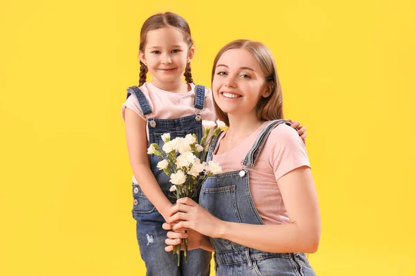 Roztomilé Holčička Její Matka Květinami Žlutém Pozadí — Stock fotografie