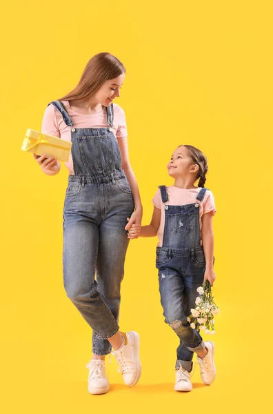Nettes Kleines Mädchen Und Ihre Mutter Mit Geschenk Händchen Haltend — Stockfoto