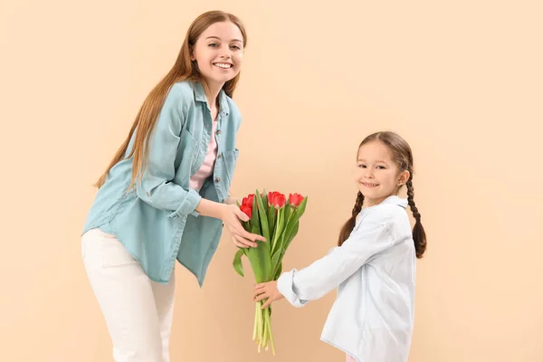 Linda Niña Saludando Madre Con Tulipanes Sobre Fondo Beige — Foto de Stock