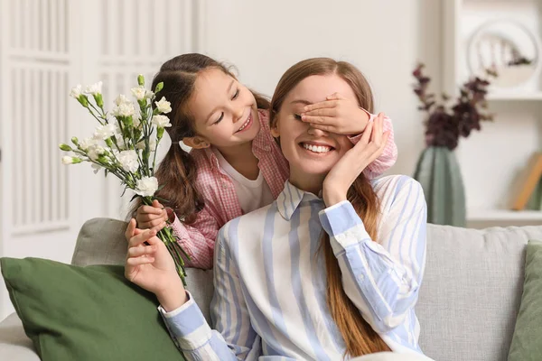 Kleines Mädchen Mit Blumen Schließt Hause Die Augen Ihrer Mutter — Stockfoto
