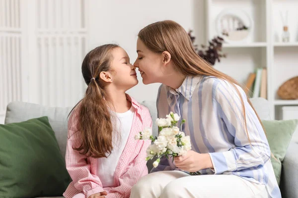 Jonge Vrouw Met Bloemen Haar Dochter Aanraken Neuzen Thuis Moederdag — Stockfoto