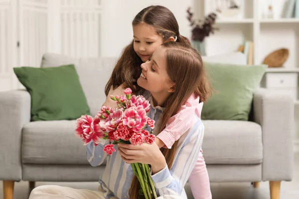 Cute Little Girl Hugging Her Mother Flowers Home Holiday — Stock Photo, Image