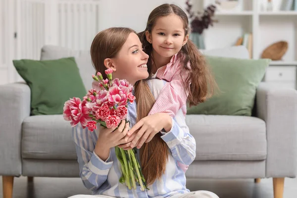 Nettes Kleines Mädchen Umarmt Ihre Mutter Urlaub Hause Mit Blumen — Stockfoto