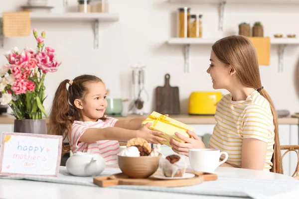 Cute Little Girl Greeting Her Mother Gift Kitchen — Stock Photo, Image