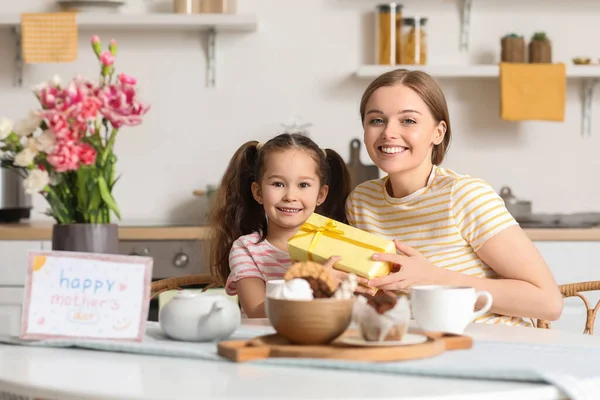 Cute Little Girl Her Mother Gift Kitchen — Stock Photo, Image