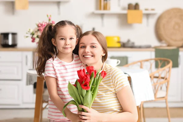 Linda Niña Madre Con Tulipanes Cocina —  Fotos de Stock