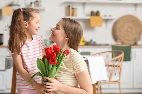 Schattig Klein Meisje Haar Moeder Met Tulpen Keuken — Stockfoto