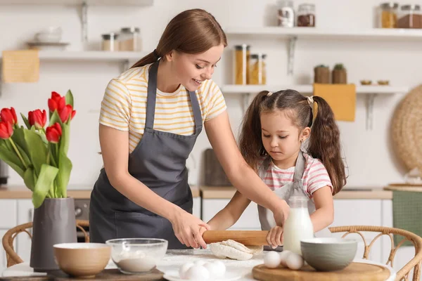Little Girl Her Mom Rolling Out Dough Kitchen Mother Day — Stock Photo, Image