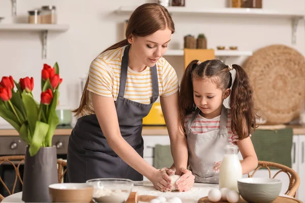 Little Girl Her Mom Making Dough Kitchen Mother Day — Stock Photo, Image