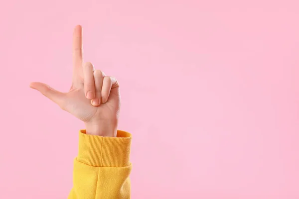 Νεαρή Γυναίκα Δείχνει Αποτυχημένη Χειρονομία Ροζ Φόντο — Φωτογραφία Αρχείου